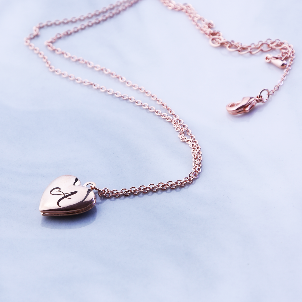 <transcy>Collana medaglione cuore inciso, regalo da damigella d&#39;onore, collana medaglione piccola personalizzata</transcy>