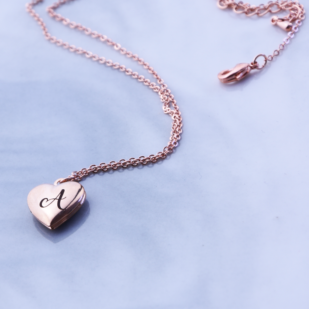 <transcy>Herz Medaillon Halskette graviert, Brautjungfer Geschenk, personalisierte kleine Medaillon Halskette</transcy>